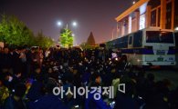 세월호 희생자 유가족, KBS 본관서 항의 中