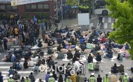 靑 몰려간 영정사진들…유가족들 대통령 면담 시위