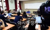 [포토]류경선 교수,'암을 이겨내고 수업합니다'