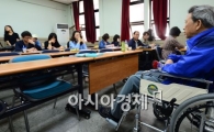 [포토]휠체어에 앉은 채 수업하는 류경선 교수