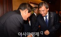 [포토]인사하는 이주열 한국은행 총재 