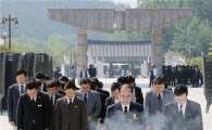 [포토]광주시 동구청 간부공무원, 국립5·18민주묘지 참배
