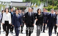 5·18국립묘지 참배하는 윤장현 후보와 문재인 위원장