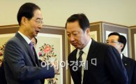[포토]경제5단체장 회동, 박용만-한덕수 무슨 대화 중(?)