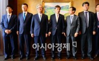 [포토]경제전문가들 만난 이주열 한국은행 총재 