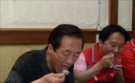 [포토]재래시장에서 점심먹는 정몽준 후보
