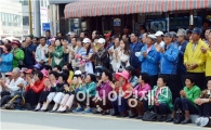 [포토]차분하게 유세지켜보는 유권자들