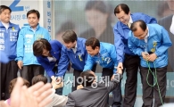 [포토]시민들과 악수하는 안철수와 윤장현 후보
