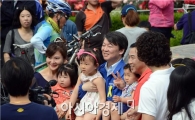 [포토]어린이들과 기념촬영하는 안철수 대표