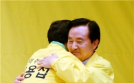 [포토]껴안고 위로, 격려하는 강운태와 이용섭 