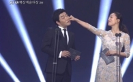 백상예술대상 김희애, 손현주 볼 꼬집고 "이건 특급칭찬" 시상식 초토화