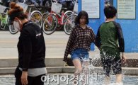 [포토]물놀이 즐기는 시민들