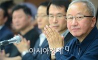 [포토]영세 자영업 종사자들 만난 현오석 경제부총리 