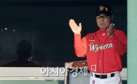 [포토]이만수 감독, '1회 4득점, 박수가 절로~'