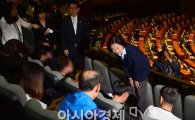 [포토]세월호 희생자·실종자 가족들에게 인사하는 박영선 원내대표 