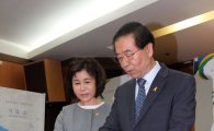 [포토]투표하는 박원순-강난희 부부