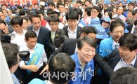 [포토]지지자들과 악수하는 안철수대표와 윤장현 후보