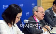 [포토]로버트 배로 교수 "한국 경제성장률 높아"