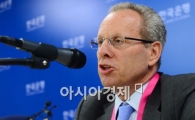 [포토]취재진의 질의에 답하는 로버트 배로 교수