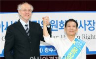 존 J. 클랜시 아시아인권위원회 이사장, 윤장현 후보 지지