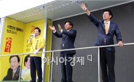 [포토]강운태 광주시장 후보,송정 5일시장에서 지지호소
