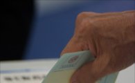 이명박 전 대통령 투표소 신분증 대신 신용카드 내밀어 '웃음바다'