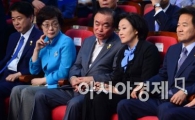 [포토]출구조사 지켜보며, 대화 나누는 박영선 원내대표