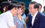 [포토]직원들과 인사 나누는 박원순 시장