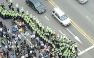 [포토]경찰에 둘러싸인 운구행렬 