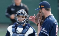 [포토]선발 포수 마스크를 쓴 김재환