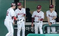 [포토]염경엽 감독, '박병호, 역전 한방 좋았어!'