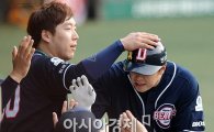 [포토]김현수, '홈런 친 김재환에 격한 축하의 한방!'