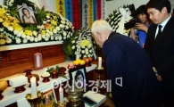 [포토]조문하는 김한길 새정치민주연합 공동대표