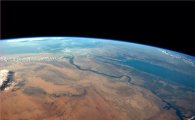 우주에서 내려다 본 이집트 사막과 홍해