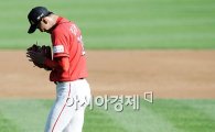 [포토]박수치는 김광현,'실점 위기 넘겼어'