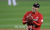 [포토]미소짓는 김광현,'저 에이스 다운 피칭이죠?'