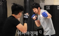 [포토]로드FC 앞두고 스파링하는 윤동식