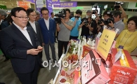 [포토]우수농산물 판촉전 찾은 이동필 장관