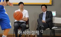 [포토]정재근-김상준 감독,'경기전 유쾌한 수다 타임'