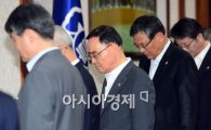 [포토]묵념하는 정홍원 총리