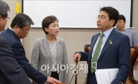 [포토]한 자리에 모인 심재철·김현미·조원진