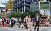[포토]붉은악마 앞을 지나 출근하는 시민들