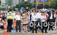 [포토]발걸음을 멈춘 시민들