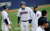 두산 김현수, 슬라이딩 중 무릎 '삐끗'…장민석 교체 