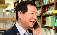 [포토]축하 전화 받는 성낙인 교수