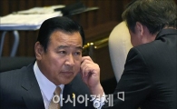 [포토]의견나누는 이완구·김재원