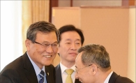 [포토]인사하는 최문기·황창규