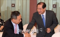 [포토]인사하는 황창규·이상철