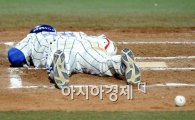 [포토]박해민,'사구 맞고 바닥에 그대로 철푸덕'