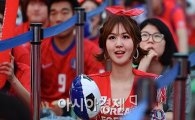 [포토]윤수현, 가슴라인 드러난 과감한 응원복